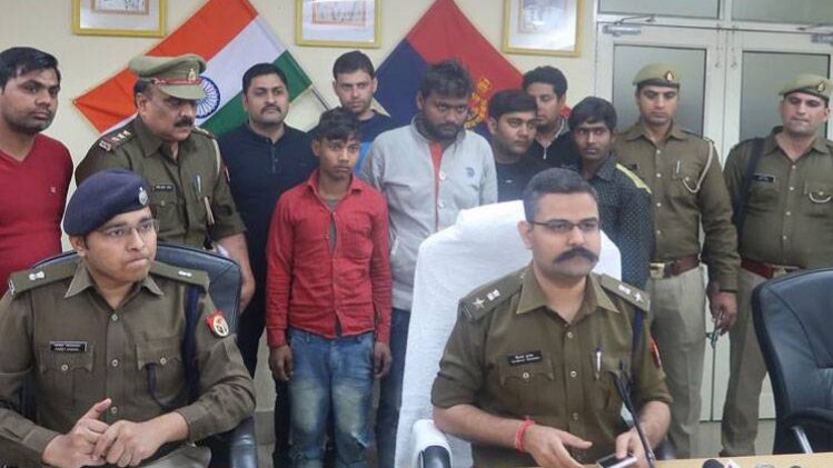 पुलिस ने हत्या के आरोप में 4 लोगों को गिरफ्तार किया