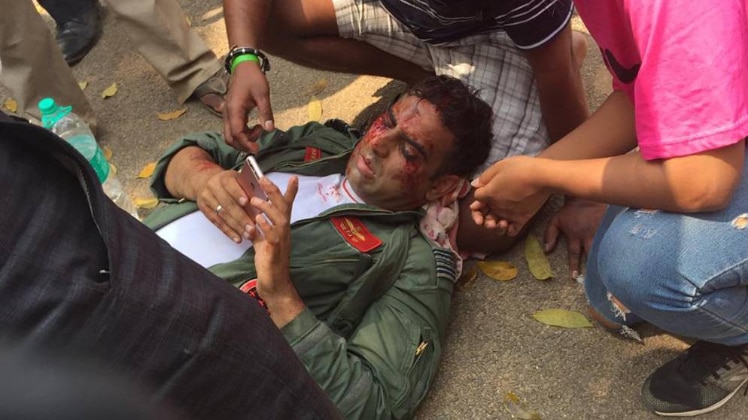 प्लेन क्रैश बाद उनमें से एक पायलट