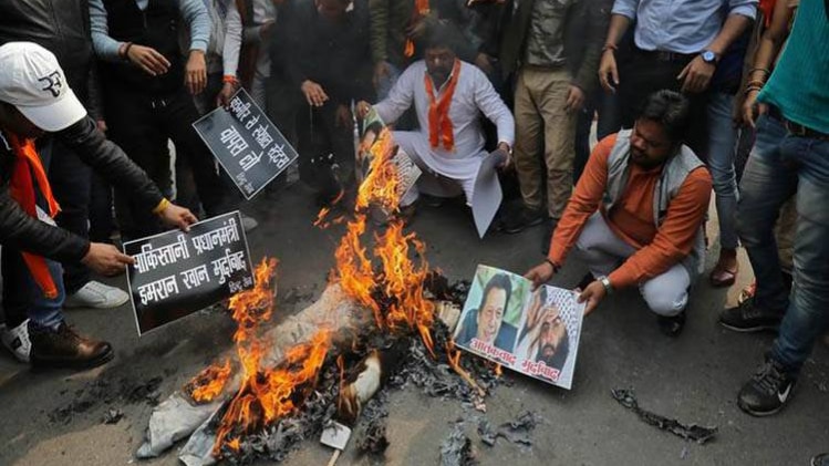 दिल्ली में पाकिस्तान का पुतला जलाते हिन्दू सेना के कार्यकर्ता (फोटो-रॉयटर्स)