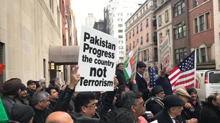 विरोध प्रदर्शन कर रहे लोगों के हाथों में पाकिस्तान विरोधी पोस्टर (फोटो: टीवी एशिया)