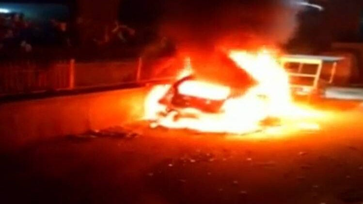 PCR: बदमाशों ने घर के बाहर खड़ी कार को किया आग के हवाले