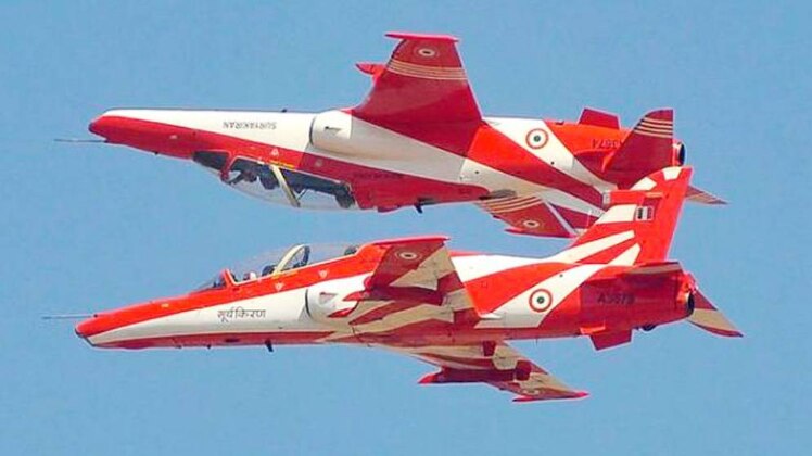 आसमान में दो विमानों की टक्कर