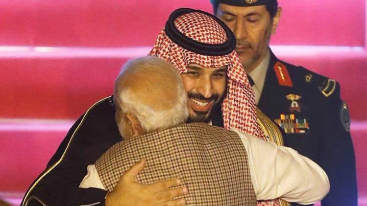 दिल्ली में पीएम मोदी से गले मिलते सऊदी अरब के प्रिंस सलमान (फोटो-रॉयटर्स)
