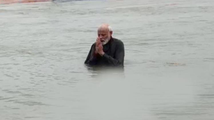 संगम में आस्था की डुबकी लगाते PM मोद(फोटो-ANI)