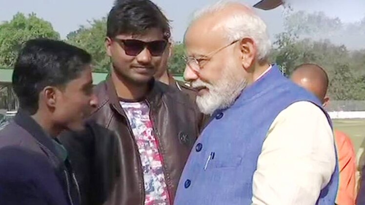 वाराणसी स्थित DLW में दिव्यांगों के साथ बात करते PM मोदी(फोटो-ANI)