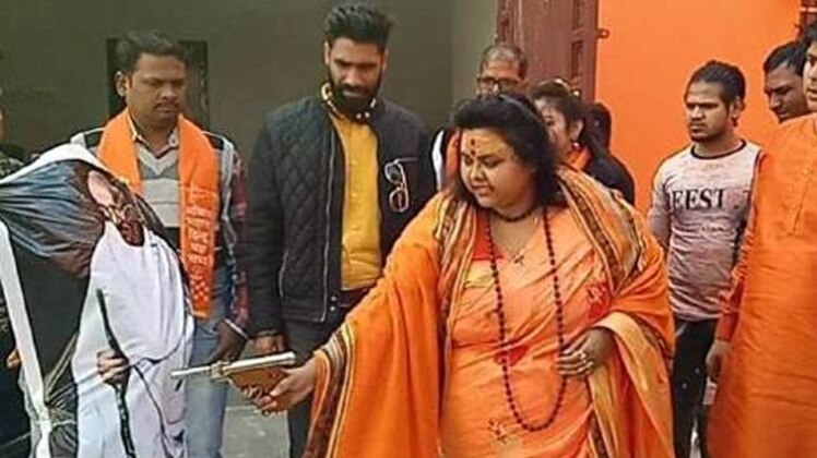 महात्मा गांधी के पुतले पर गोलियां चलाने वाली हिंदू महासभा की महिला नेता पूजा शकुन पांडेय