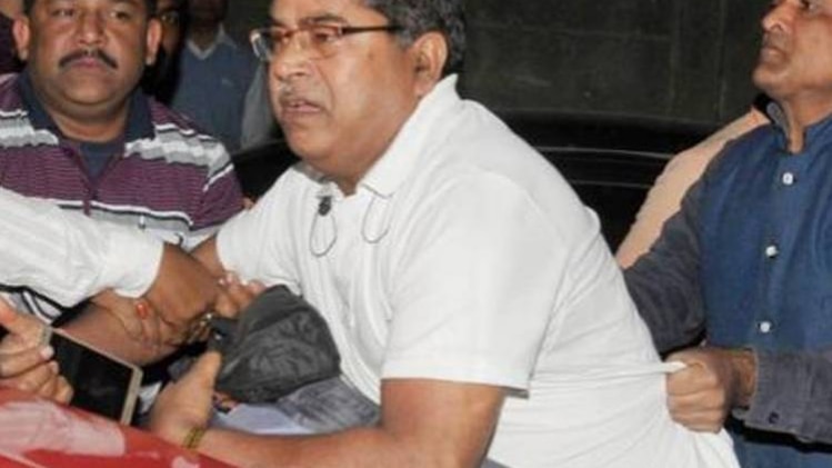 कोलकाता पुलिस की गिरफ्त में सीबीआई अधिकारी (फोटो- PTI)