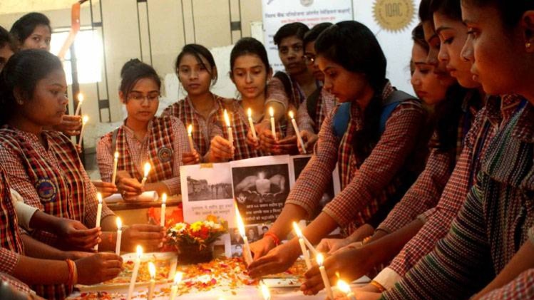 स्कूली बच्चों ने दी श्रद्धांजलि (ANI photo)