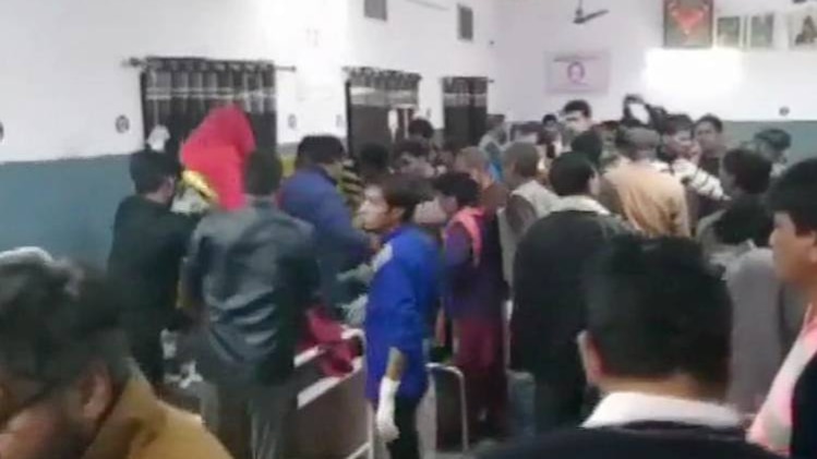 घायलों का इलाज अस्पताल में जारी है(फोटो-ANI)