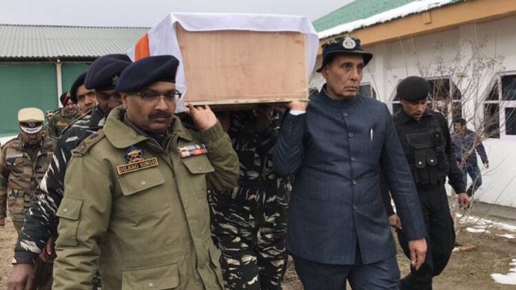 शहीद जवानों को कंधा देते गृहमंत्री राजनाथ सिंह (फाइल फोटो)