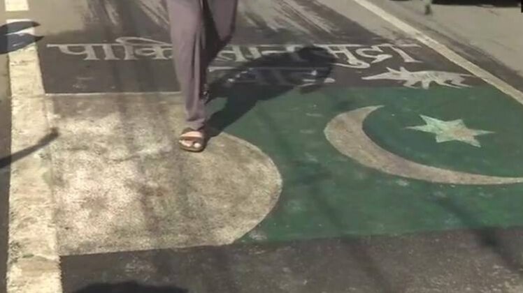 MP के भोपाल में सड़क पर बनाया पा‍किस्तान का झंडा(फोटो-ANI)