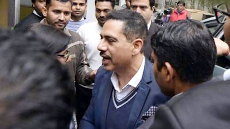 7 फरवरी को ईडी के दफ्तर में  जाते रॉबर्ट वाड्रा (फोटो- Pankaj Nangia/Mail Today)