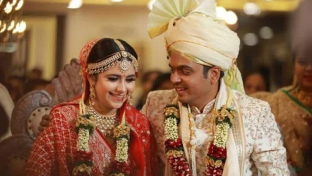 पलक और तपस्वी की शादी, अनूठा गठबंधन - TV actress Palak Jain got married to Tapasvi Mehta - Saas Bahu Aur Betiya AajTak
