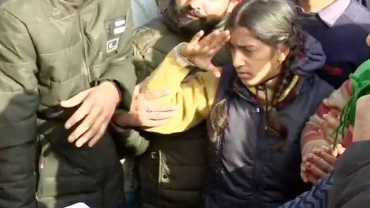 देहरादून में CRPF के ASI मोहन लाल की बेटी ने पिता को अंतिम श्रद्धांजलि दी(फोटो-ANI)