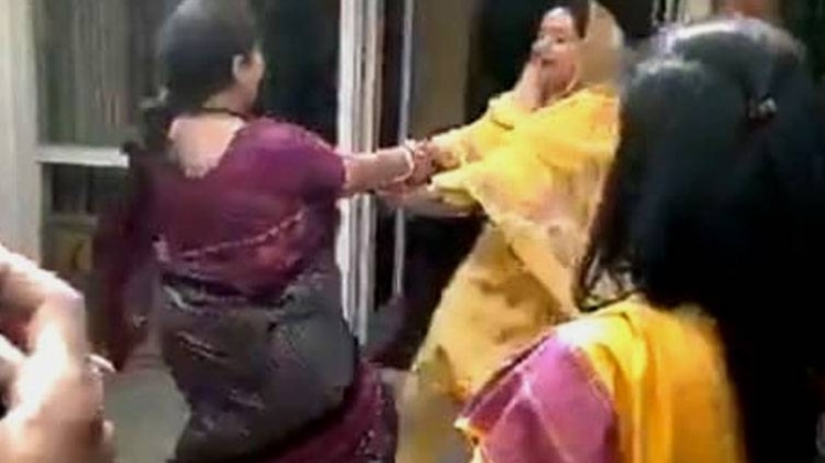 स्मृति ईरानी, हरसिमरत कौर ने किया डांस (video grab)