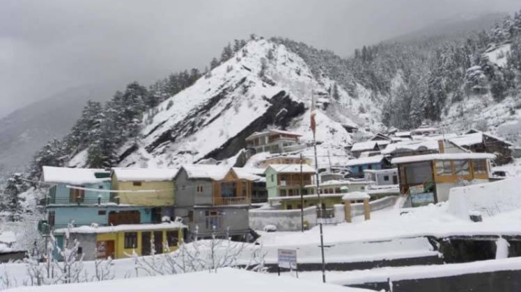 सुबह सुबह: उत्तरकाशी में बर्फबारी, बर्फ से ढका यमुनोत्री धाम