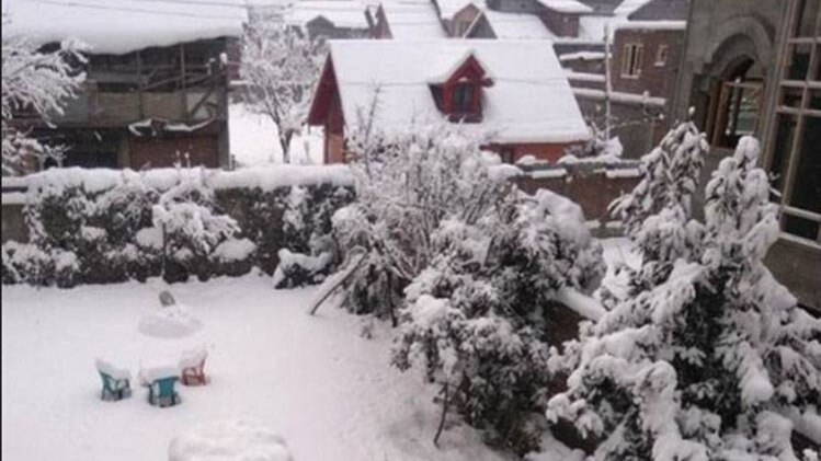 भारी बर्फबारी के चलते श्रीनगर-जम्मू हाईवे बंद