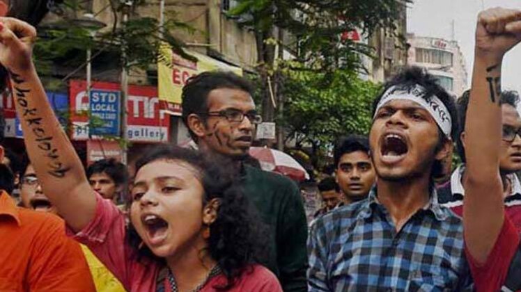 सुबह सुबह: कॉलेज की मनमानी के खिलाफ B.Ed की छात्राओं का हंगामा