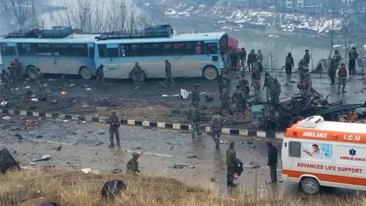 जैश-ए-मोहम्मद (JeM) ने कश्मीर के पुलवामा में CRPF के काफिले को निशाना बनाया
