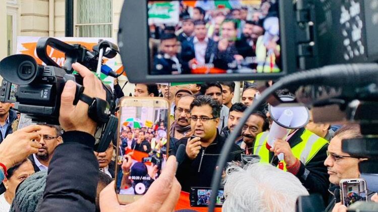 UK स्थ‍ित पाकिस्तान उच्चायोग के बाहर भारतीय समुदाय के लोग(फोटो-Twitter)