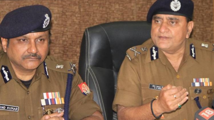 गिरफ्तारी की जानकारी देते यूपी पुलिस के डीजीपी (टि्वटर)