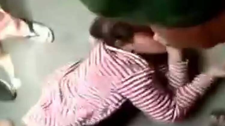 फ्लाईओवर से नीचे गिरी लड़की (वीडियो ग्रैब)