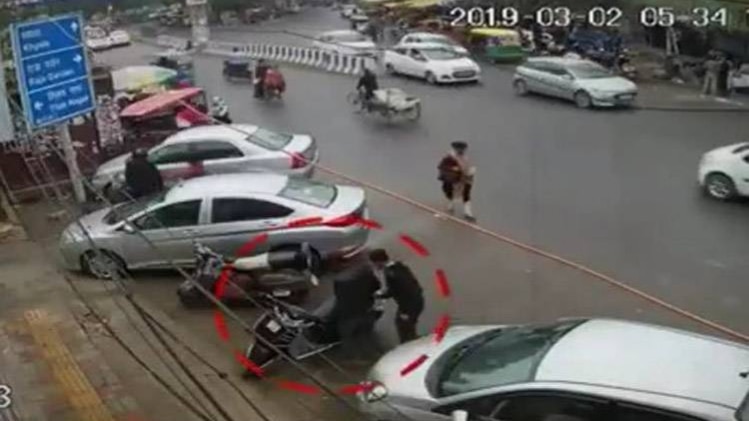 सीसीटीवी में कैद चोरी की वारदात (फोटो- आजतक)