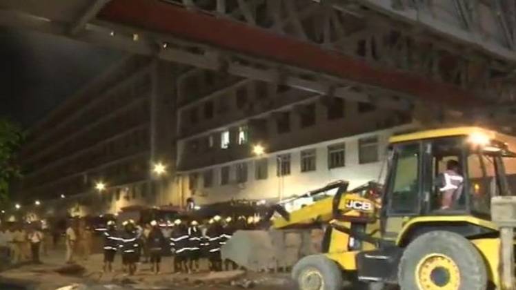 मुंबई के सीएसटी रेलवे स्टेशन के पास हादसे का शिकार फुटओवर ब्रिज (फोटो- twitter/@ANI)