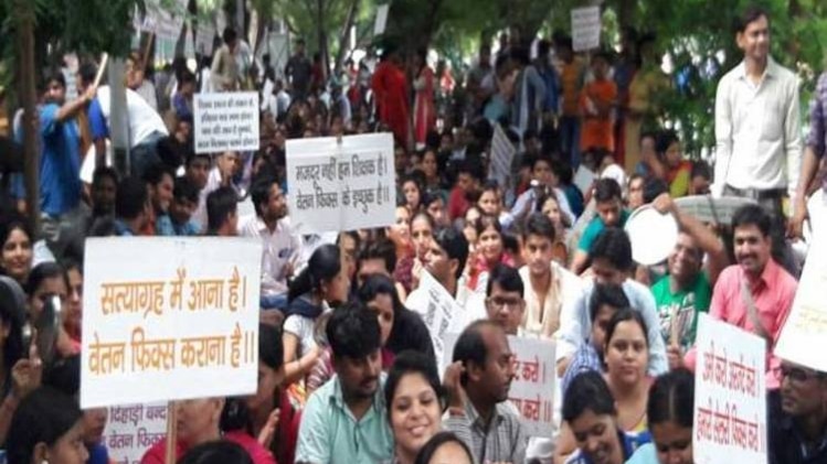 आओ बहस करें: दिल्ली के गेस्ट टीचर्स को किसने बनाया फटीचर?