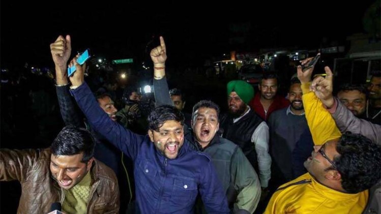 विंग कमांडर के स्वागत में नारेबाजी (फोटो- PTI)