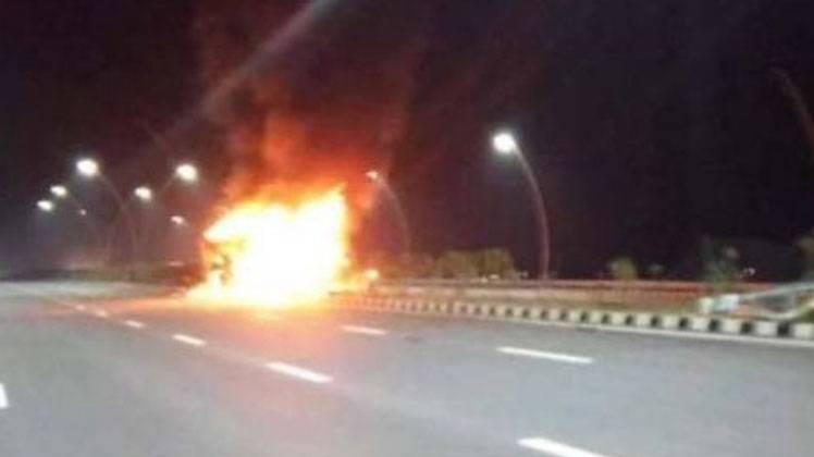 बस में लगी आग (फोटो- aajtak.in)