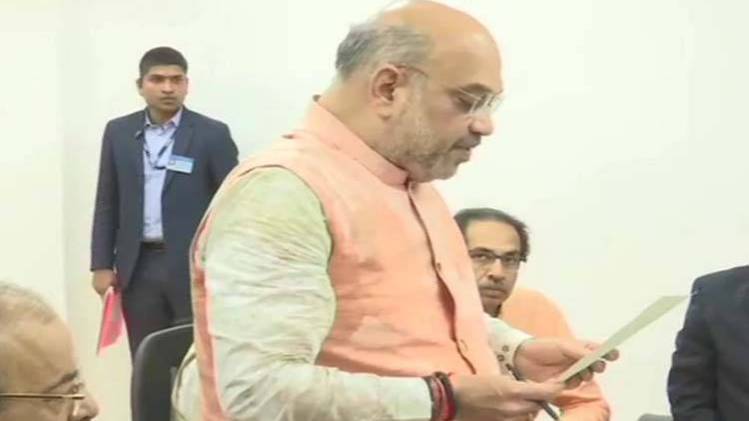 नामांकन करते अमित शाह