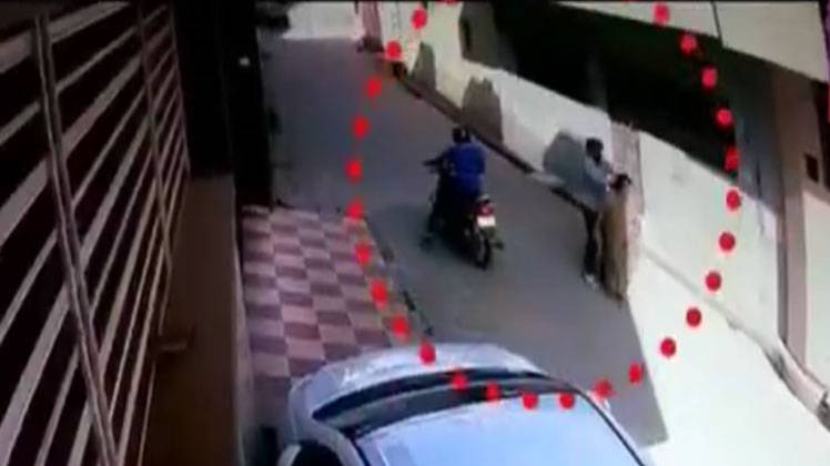 सीआईडी: चेन छीनकर भाग रहे झपटमार को महिला ने लोगों की मदद से पकड़ा