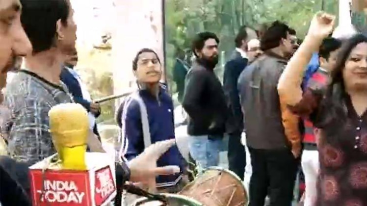 आप से गठबंधन न होने पर कांग्रेस दफ्तर में खुशी का माहौल