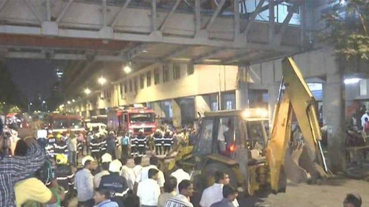 मुंबई के सीएसटी रेलवे स्टेशन के पास हादसे का शिकार फुटओवर ब्रिज