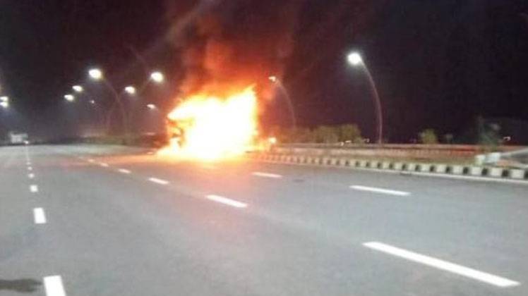 आगरा-लखनऊ एक्सप्रेसवे पर बस में लगी आग