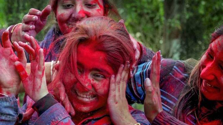 मथुरा की गलियों में रंगों की धूम