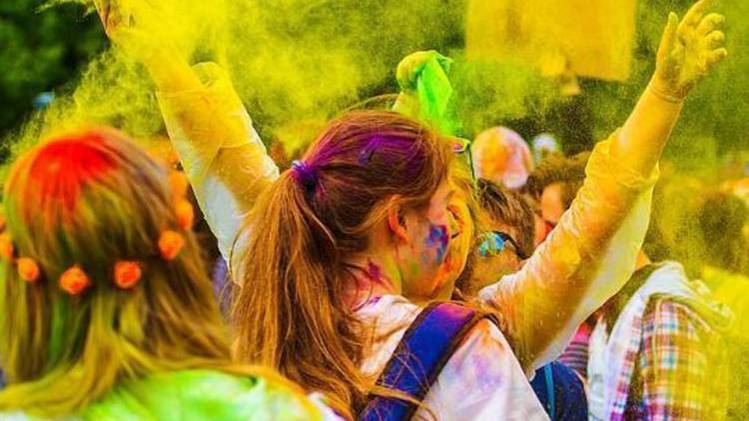 होली के रंग में डूबे लोग (फोटो-इंडिया टुडे आर्काइव)