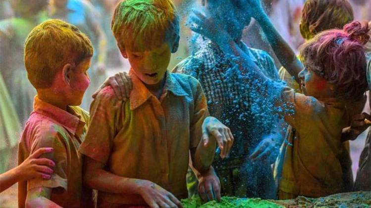 हर तरफ होली के रंग (Photo: PTI)