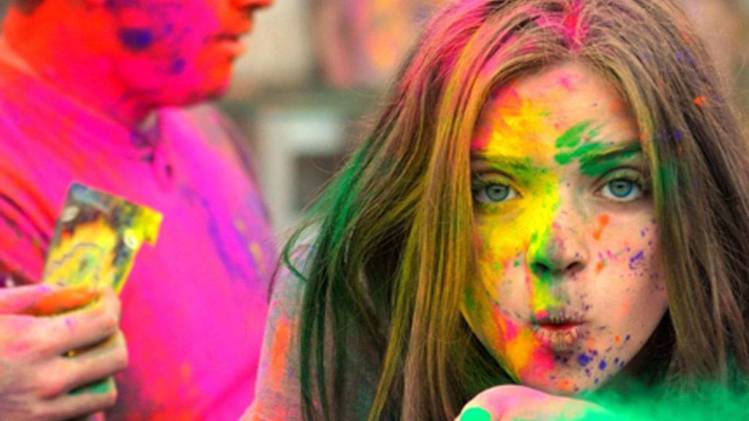 अनोखी होली: कहीं अंगारे तो कहीं बरसते हैं पत्थर