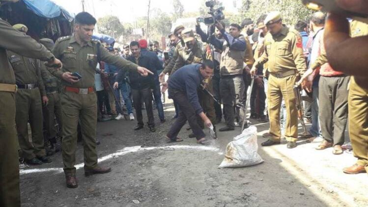मौका-ए-वारदात पर तफ्तीश करती पुलिस