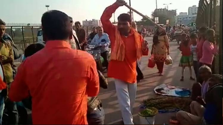 वीएचपी कार्यकर्ताओं की गुंडागर्दी का वीडियो