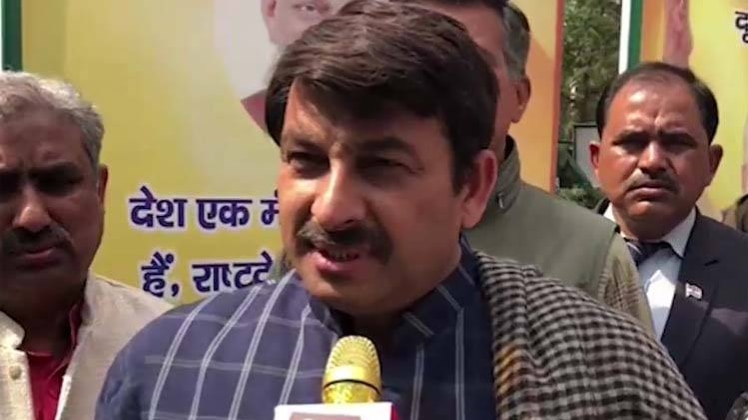 मनोज तिवारी बोले-केजरीवाल परेशान हैं तो बोल दें मोदी अभी ना लड़ें चुनाव