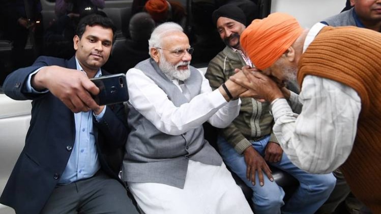 मेट्रो में सफर के दौरान मुसाफिरों के साथ पीएम मोदी(फोटो-@narendramodi)