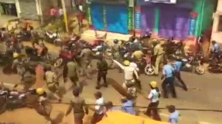 मिदनापुर बाइक रैली के दौरान पुलिस और BJP कार्यकर्ताओं के बीच झड़प(फोटो-ANI)