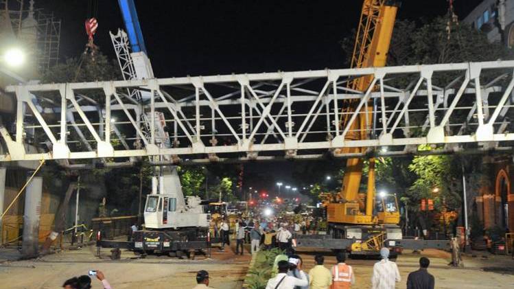 मुंबई के सीएसटी रेलवे स्टेशन के पास हादसे का शिकार फुटओवर ब्रिज(फोटो-PTI)