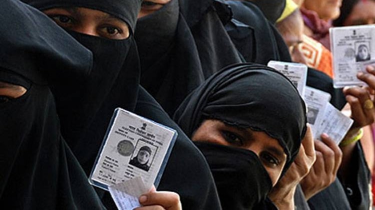 मतदान करने पहुंचीं मुस्लिम म‍हिलाएं(फाइल फोटो)