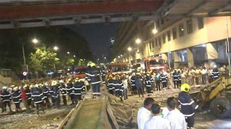 मुंबई के सीएसटी रेलवे स्टेशन के पास हादसे का शिकार फुटओवर ब्रिज