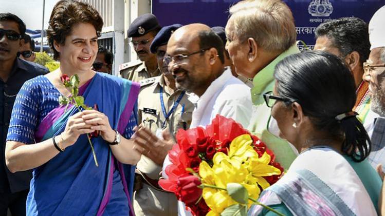 यूपी में चुनावी दौरे पर पहुंची प्रियंका गांधी वाड्रा(फोटो-PTI)