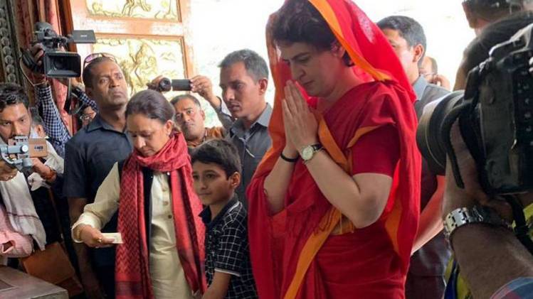 भदोही के सीता माता मंदिर में प्रियंका गांधी (फोटो-ट्विटर)